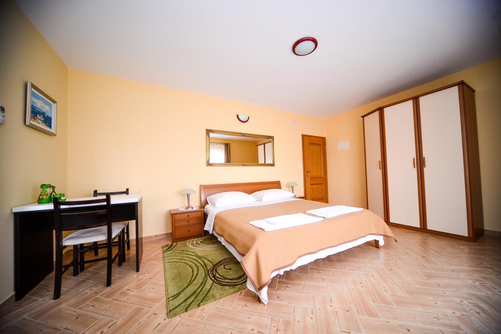 Apartments Dalmacija Starigrad Paklenica Δωμάτιο φωτογραφία